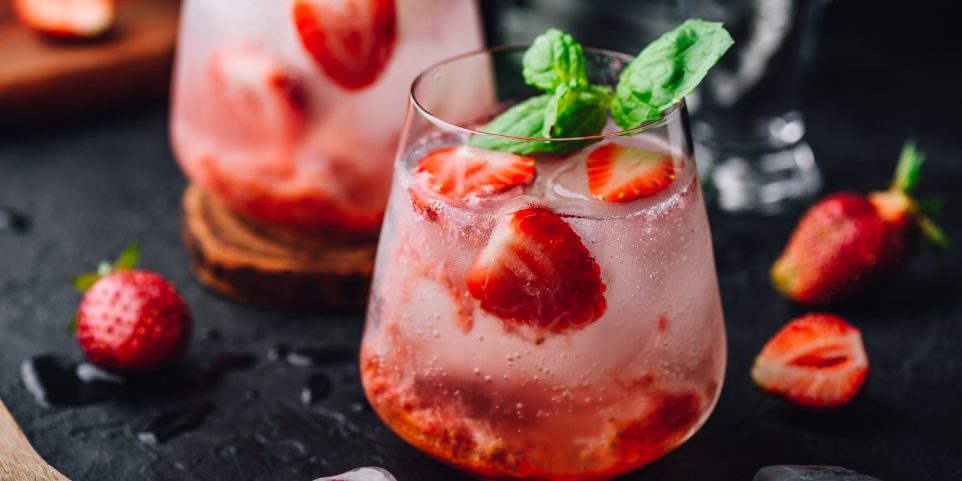 Cocktails with strawberry, gin and tonic